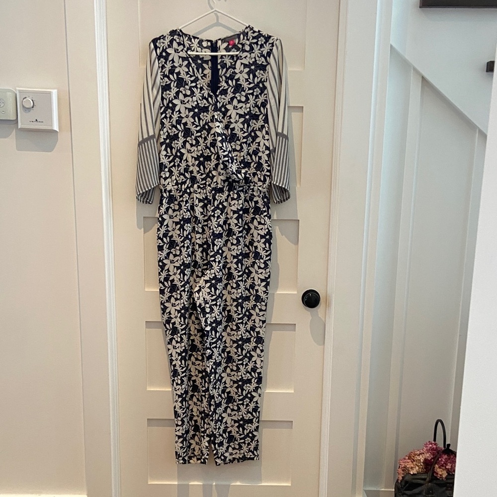 Vince Camuto Navy and white Floral Long Sleeve romper​